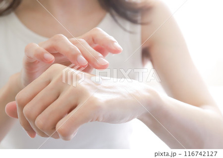 女性の手元　ハンドケア 116742127