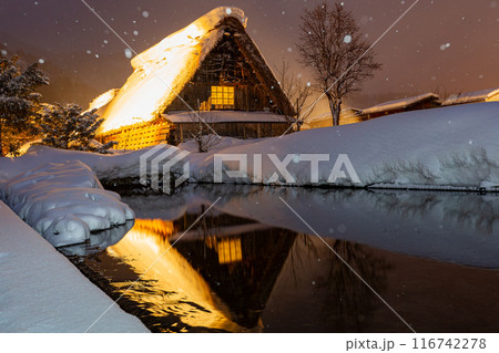 Twilight snowy landscape of the famous Gassho Zukuri Folk Village 116742278