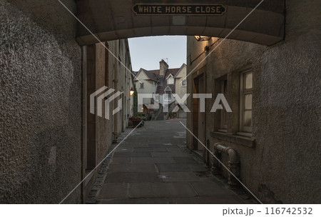 Perspective view of the alleyways into the famous "White Horse Close" on Royal Mile in the Old Town of Edinburgh city. 116742532