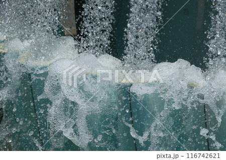 噴水のある風景　勢いよく噴き出る水 116742621