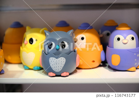 rubber owl toys on the store shelf 116743177