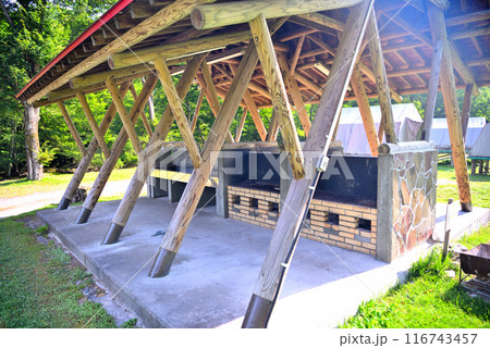 東北・タイマグラ・キャンプ場のイメージ・炊事棟と薪を燃やす調理用の炉(コンロ)・岩手県宮古市(2) 116743457