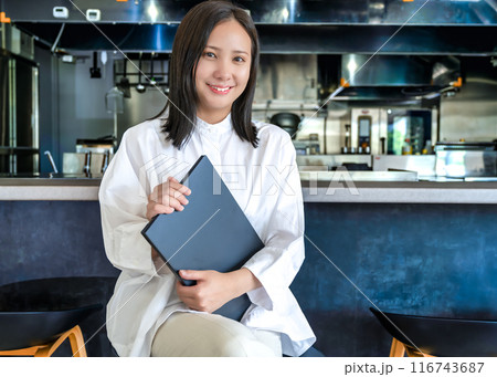 レストランオーナー　ノートパソコンを持った若い女性 116743687