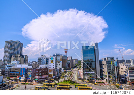 日本の平塚都市景観 UFO襲来…突如巨大な雲が上空に出現…巨大積乱雲…＝7月22日、平塚駅前 116743878