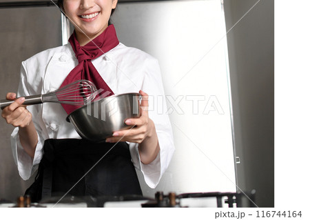 ケーキ作りをするパティシエのアジア人女性 116744164