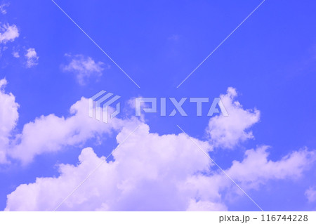 雲のある青空 (背景素材） 116744228