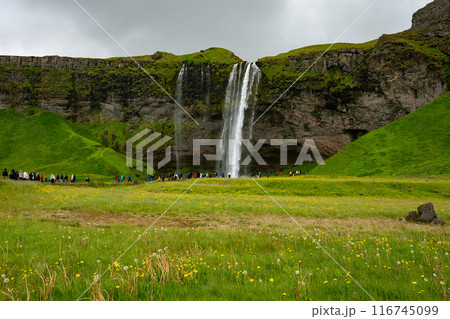 ロケ地としても有名なセリャランズフォスの滝 116745099