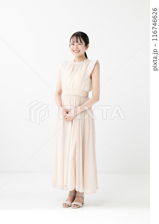 ワンピースを着た若い女性 116746626