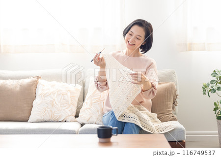 編み物をする女性 116749537