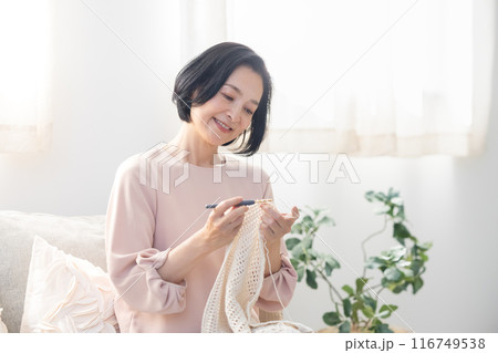 編み物をする女性 編み物をする女性 116749538