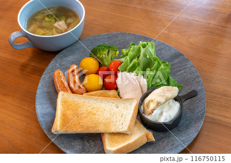 ヘルシーなトースト朝食 116750115