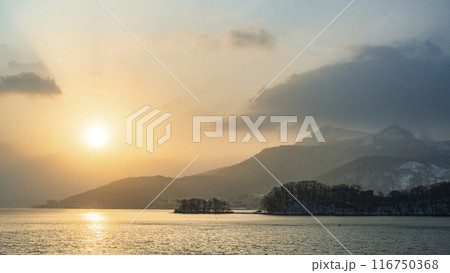 夜明けの珍小島　洞爺湖　16:9　洞爺湖町 116750368