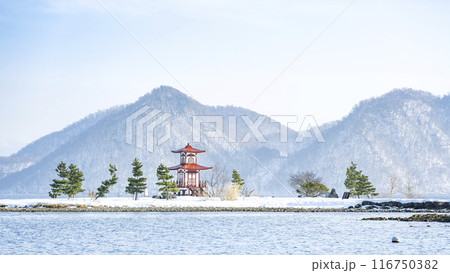 冬の浮見堂　洞爺湖　16:9　洞爺湖町 116750382