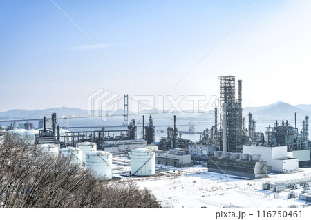 国道37号線から見た冬の工場地帯　室蘭市 116750461
