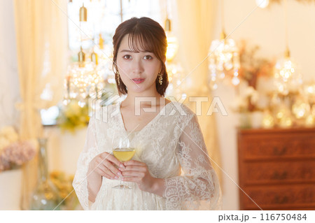 パーティーでお酒を飲む若い女性 116750484