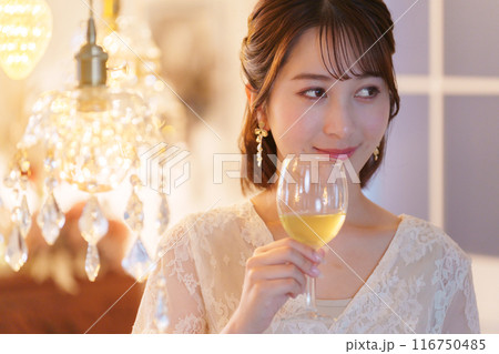 パーティーでお酒を飲む若い女性 パーティーでお酒を飲む若い女性 116750485
