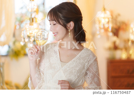 パーティーでお酒を飲む若い女性 116750487