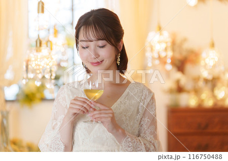 パーティーでお酒を飲む若い女性 116750488