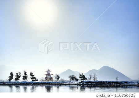 神々しい浮見堂　洞爺湖　洞爺湖町 116750525