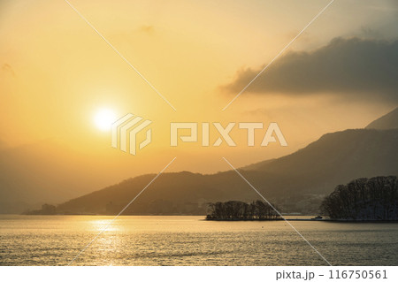 夜明けの珍小島　洞爺湖　洞爺湖町 116750561