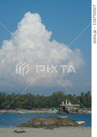 Beautiful cloud formations and pagodas that are the symbol of Ngapali Beach is Myanmar's most famous beach.This beautiful beach Consisting of clean white sand. 116750927