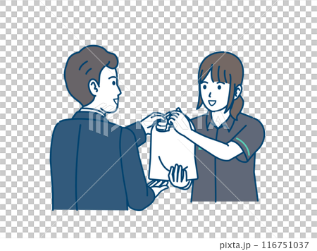 一名男子在便利商店購物，一名女便利商店店員遞出產品 116751037