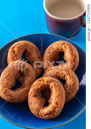 お皿に盛られたドーナツ 116751069