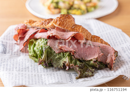 美味しそうなクロワッサンサンド 116751194