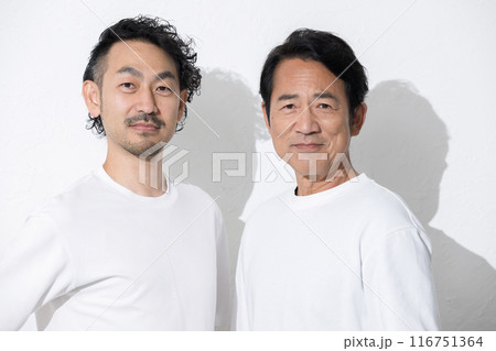 笑顔でカメラ目線の中年男性2人　脱毛やスキンケア、メンズビューティーのイメージ 116751364