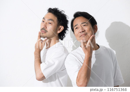 笑顔でカメラ目線の中年男性2人　脱毛やスキンケア、メンズビューティーのイメージ 116751368