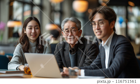 パソコンを教わる高齢者 116751561