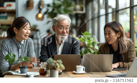 パソコンを教わる高齢者 116751562