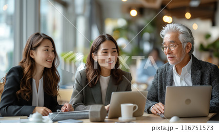 パソコンを教わる高齢者 116751573