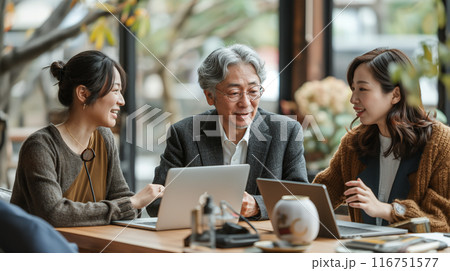 パソコンを教わる高齢者 116751577