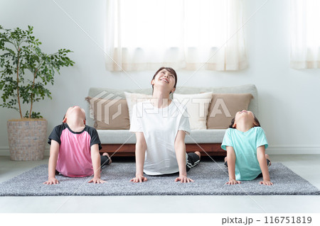 リビングでストレッチをする親子 リビングでストレッチをする親子 116751819