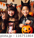 ハロウィンの仮装をしている日本人の8歳の男の子と日本人の12歳の女の子 116751864