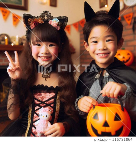 ハロウィンの仮装をしている日本人の8歳の男の子と日本人の12歳の女の子 116751864