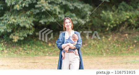 秋の公園を赤ちゃんを抱っこして散歩するママ(親子・母子・出産・産後)赤ちゃん, ママ, 新生児, 母 秋の公園を赤ちゃんを抱っこして散歩するママ(親子・母子・出産・産後)赤ちゃん, ママ, 新生児, 母 116751915