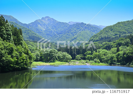 初夏の大源太湖 大源太山 静寂な湖畔の風景 新潟県湯沢町 初夏の大源太湖 大源太山 静寂な湖畔の風景 新潟県湯沢町 116751917