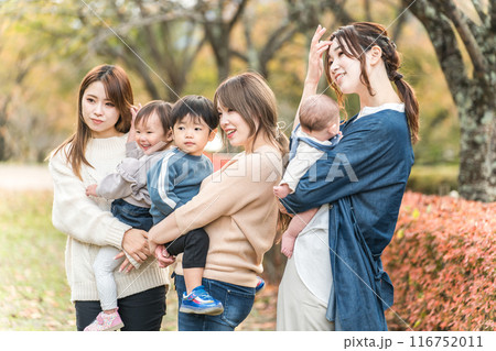 秋の公園で遊ぶ親子・ママ友・子供（幼児・ピクニック・育児・子育て）親子, 赤ちゃん, ママ友, 子供 116752011