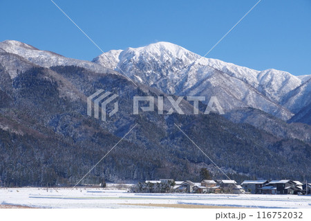 大野市から望む冬の荒島岳と小荒島岳 大野市から望む冬の荒島岳と小荒島岳 116752032