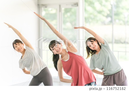 スポーツジムでストレッチ・柔軟体操をする女性達 116752182