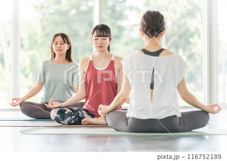 ヨガ教室・ピラティスでヨガを習う女性達 116752189