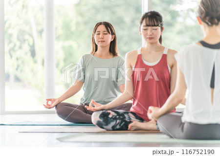 ヨガ教室・ピラティスでヨガを習う女性達 116752190