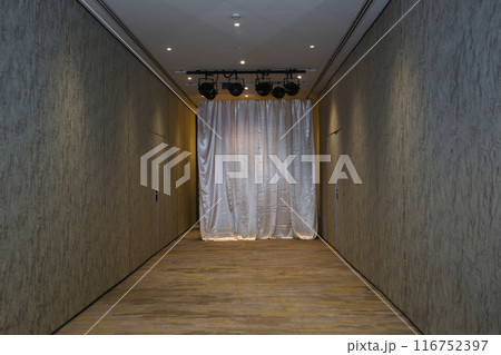 The living room's empty space can be used for organizing activities with partitions and live spotlights. The living room's empty space can be used for organizing activities with partitions and live spotlights. 116752397