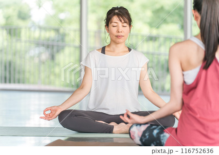 ヨガ教室・ピラティスを教える講師・インストラクターの女性 116752636