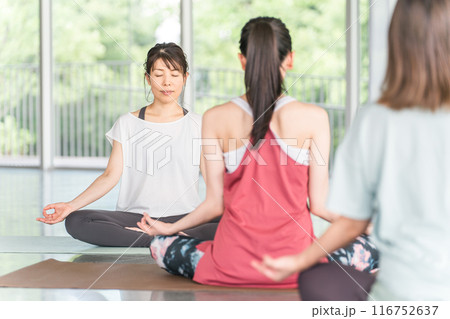 ヨガ教室・ピラティスを教える講師・インストラクターの女性 116752637