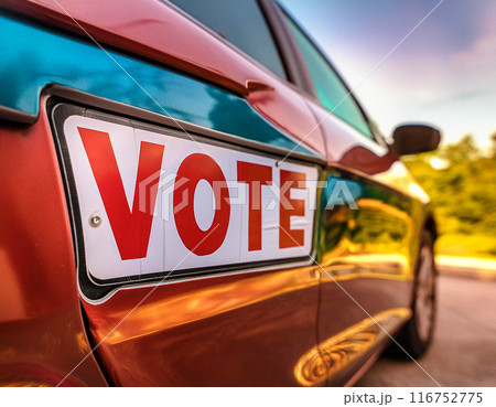 古い車に「投票」と書かれたプレート。アメリカ大統領選挙の投票イメージ。 116752775
