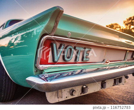 古い車に「投票」と書かれたプレート。アメリカ大統領選挙の投票イメージ。 116752783