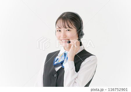 ヘッドセットをつけた事務服の女性 116752901